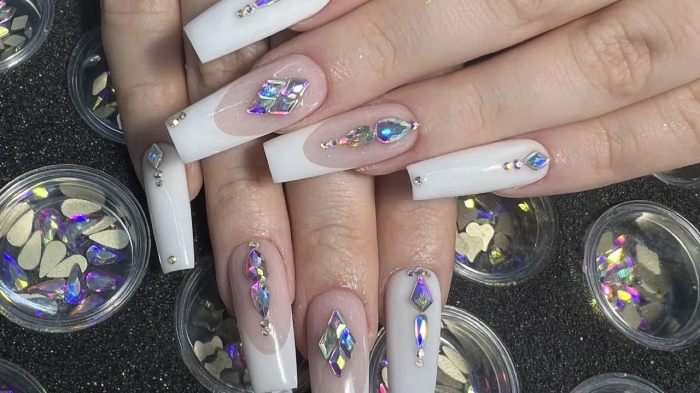 Lee Nails and Lashes — Praga-Południe